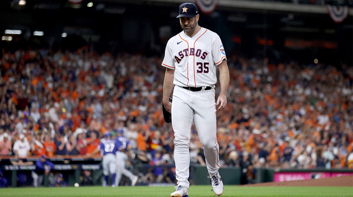 Astros’ Justin Verlander walks off the field in ALCS Game 1 loss vs. Rangers.